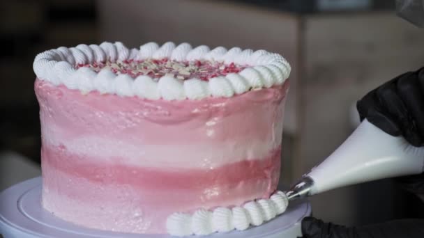 현지 제조 업체인 패스 츄 리 요리사는 베이 킹의 개념인 단백질 크림으로 만든 달콤 한 케이크 가장자리를 만들어 파이 트리 백 조각으로 장식했다. — 비디오