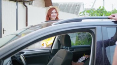 Önlemler, genç adam ve bir kadın arabaya binip kemerlerini bağlayın.