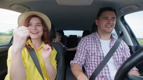 Feliz viaje, amigable pareja alegre hombre y mujer con niños varones disfrutar de viaje en familia en coche durante las vacaciones de verano — Vídeo de stock