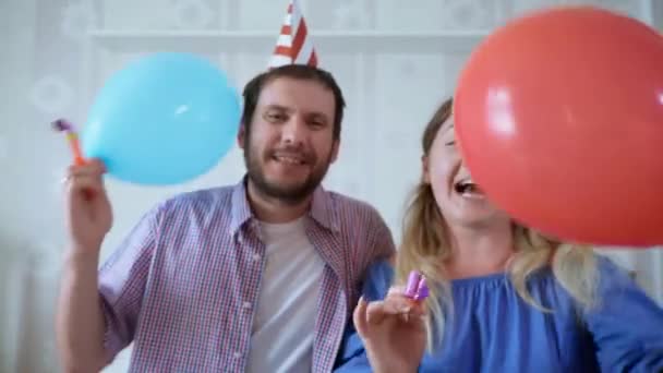 Вечеринка онлайн, веселые смешные женщины семьи и мужчины в шапках с шариками и трубами создать праздничную атмосферу весело провести время, используя современные технологии говорить на веб-камеру на ноутбуке и приветствие с рождения — стоковое видео