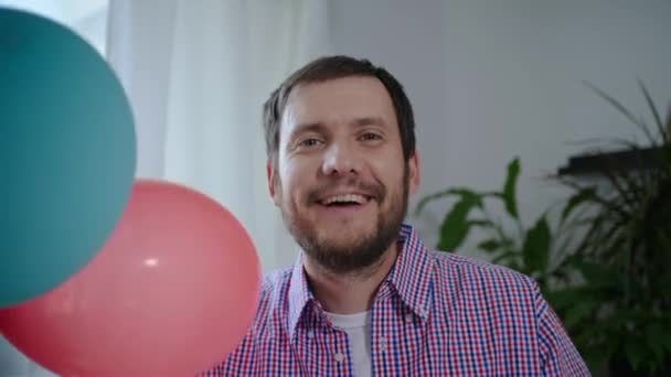 Dovolená on-line, mladý usměvavý muž mluví na webové kameře a baví se na párty on-line během sociální vzdálenosti v karanténě, protože pandemie během izolace — Stock video