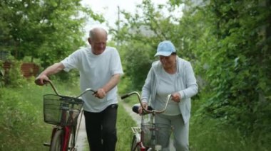 Mutlu bir emeklilik çifti aktif bir hayat sürüyor. Bisiklet sürmenin tadını çıkarın.