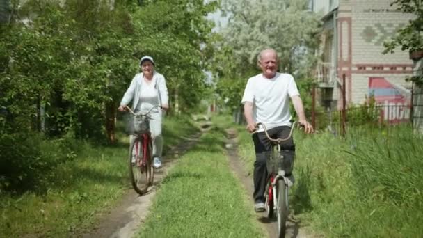 Zdravý životní styl, starší muž a žena baví jízdu na kole společně během rodinné procházky mimo město — Stock video