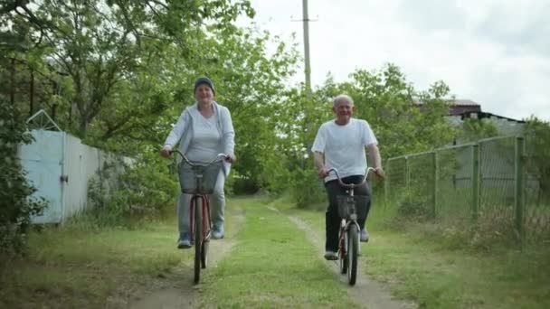 Älska äldre gifta kvinnor och män par gärna tillbringa tid tillsammans ha kul cykling under familjen — Stockvideo