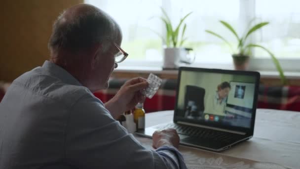 Isolamento, velho doente masculino insalubre consulta médico feminino on-line usando a tecnologia moderna usando chamada de vídeo no laptop — Vídeo de Stock