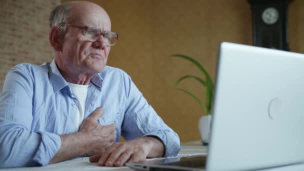 Lékař on-line, starší atraktivní starý muž s brýlemi pro oční konzultace s terapeutem pomocí moderních technologií, ukazuje mu léky — Stock video