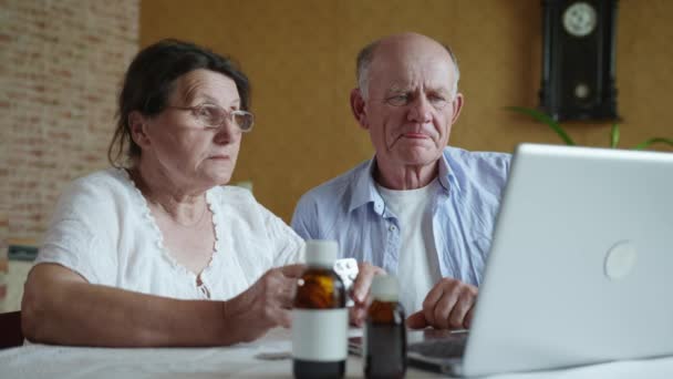 Arzt online, älterer Mann und eine Frau mit Sehbrille beraten medizinisches Personal über Medikamente und Pillen per Videolink — Stockvideo