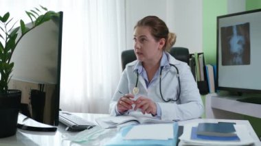 Tıp subayı internet üzerinden iletişim kuruyor. Hastalık veya soğuk algınlığı tedavisi için modern teknolojileri kullanarak bilgisayar üzerinde web kamerası kullanıyor.