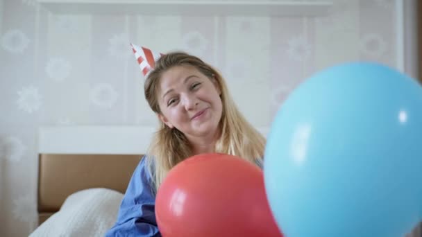 15 εικονικά μέρη, χαρούμενο κορίτσι με μπαλόνια και καπέλο εύχεται στον φίλο της χρόνια πολλά online στο laptop με αυτο-απομόνωση σε καρνιτίνη, κοινωνική απόσταση — Αρχείο Βίντεο