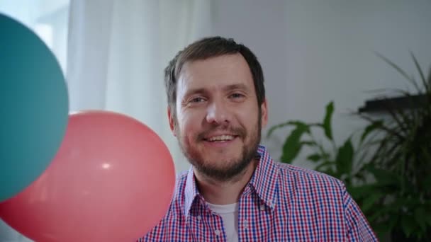 Hombre hablando en cámara web con amigos y divertirse en la fiesta en línea de vacaciones en línea durante una distancia social en cuarentena debido a pandemias — Vídeo de stock