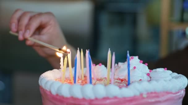 誕生日パーティーデザート甘いおいしいケーキ手作りのセットお祝いのための誕生日キャンドルへの火、クローズアップ — ストック動画