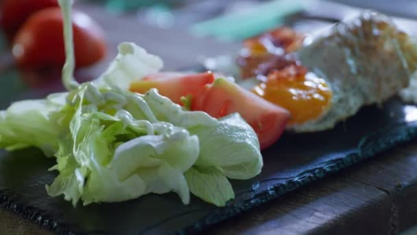 Concepto de comida de restaurante, proceso de preparación de plato de huevos fritos y verduras frescas con salsa en cocina de cafetería — Vídeos de Stock