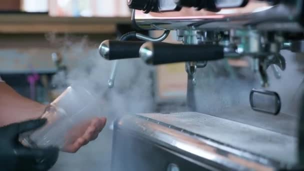 Barista, barista professionista nei processi guanto bicchieri da cocktail sotto vapore caldo utilizzando la macchina da caffè in caffè o ristorante — Video Stock