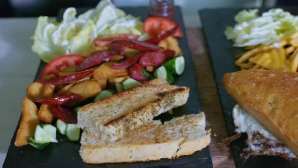 Cuisine, délicieux plats nutritifs sandwich aux œufs, frites et légumes frais sur assiette plat préparé pour le restaurant — Video
