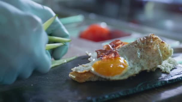 Restaurant eten, chef-kok bereidt heerlijk voedzaam ontbijt, gebakken ei en groenten in keuken cafe — Stockvideo