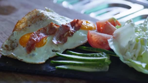 Desnutrición, jugosos y apetitosos huevos fritos con basura y verduras en el plato cocinado para el desayuno en la cocina del restaurante — Vídeo de stock