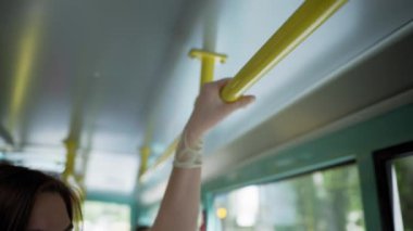 Kadın, salgın nedeniyle karantinadan çıktıktan sonra toplu taşıma araçlarıyla seyahat ederken virüs ve enfeksiyondan korunmak için yeni seyahat kuralları ve yönetmeliklere uyuyor.