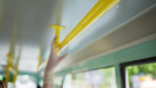 Passageira no ônibus da cidade vestindo luvas médicas para proteger contra vírus e infecção durante passeios pandêmicos no transporte da cidade depois que a quarentena foi levantada — Vídeo de Stock