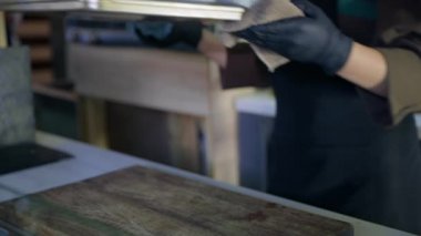 Yemek pişirme, eldivenli kadın aşçı, buğday unundan sıcak hamur işleri pişirme tepsisi, kafeye ya da restorana gelen ziyaretçiler için kokulu çörekler, küçük işletmeler.