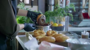 Çikolataya batırılmış lezzetli kızarmış donut ve üzerine tatlı pudra serpiştirilmiş restoran veya kafe, küçük işletme