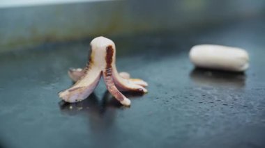 bbq, küçük çocuk sosisleri kafede ya da restoranda bir çocuğa yemek hazırlamak için elektrikli ızgarada kızartılır.