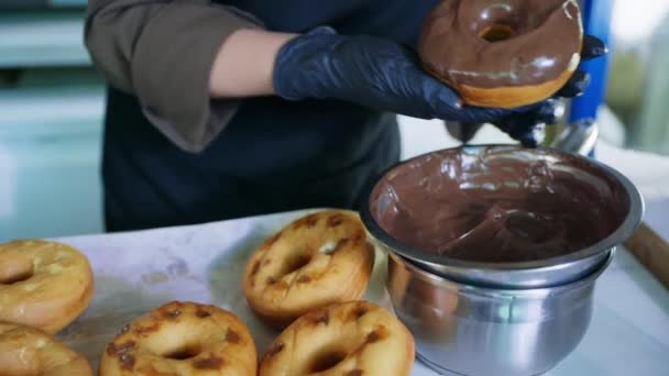 Desert, produse de patiserie de sex feminin presărate cu pulbere dulce gogoasa ciocolata handmade în cafea de bucătărie — Videoclip de stoc