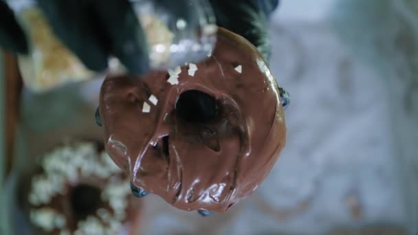 Dezerty, lahodné čokoládové koblihy ručně v pekárně s cukrářským šéfkuchařem posypané sladkým práškem v kuchyni kavárny — Stock video