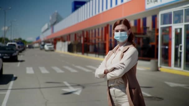 Gezondheidszorg, vrouwelijke koper in medisch masker en handschoenen om haar gezondheid te beschermen tegen virus en infectie tijdens tijd van coronavirus en pandemie, toont met zijn hand stop hand — Stockvideo