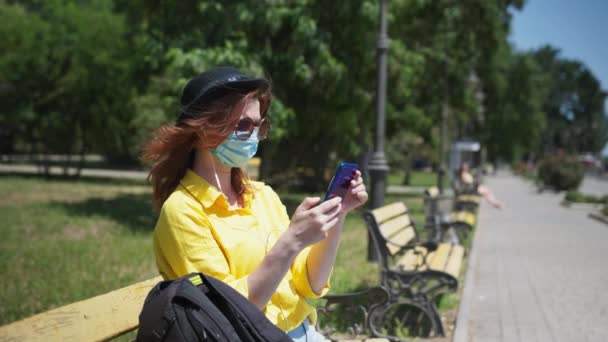 Vida coronavirus, joven hermosa niña observa las medidas de seguridad durante la pandemia y lleva máscara de protección médica y se quita el respirador — Vídeos de Stock