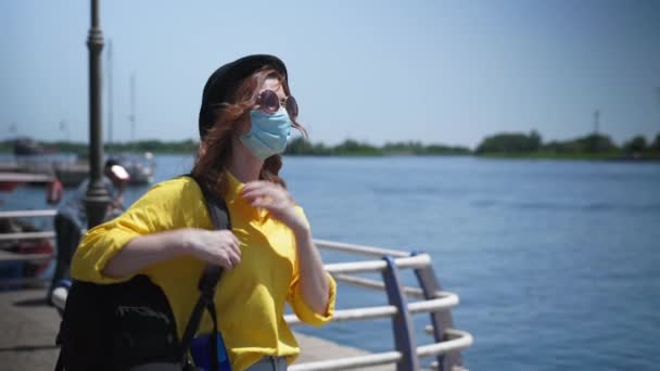 Karantén feloldása, boldog fiatal nő éljenez a határátlépés után, és leveszi orvosi maszkját, hogy megvédje magát a vírustól és a fertőzéstől — Stock videók