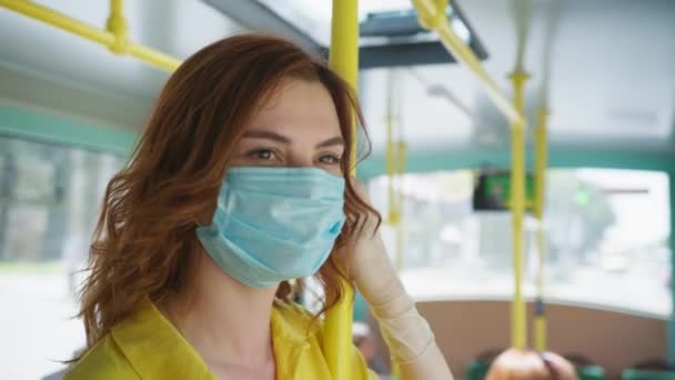코로나 바이러스 제거를 즐기는 대중 버스 여행중 바이러스와 감염으로부터 보호하기 위해 의료용 마스크를 쓴 소녀 — 비디오