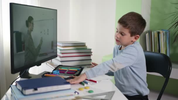 Bambino impara lezioni online con l'insegnante utilizzando la tecnologia moderna, l'istruzione a distanza — Video Stock
