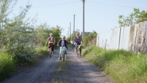 Rodinná zábava, okouzlující chlapeček s prarodiči si užívá víkend s dětmi a cyklistikou — Stock video