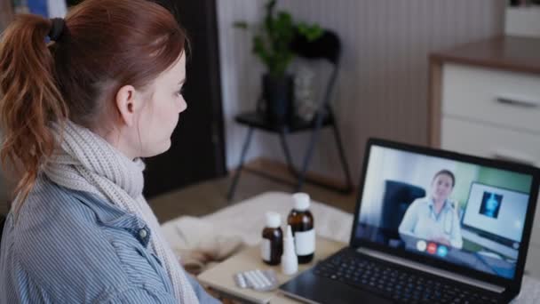 Telemedicina, paciente com problemas de saúde se comunica com um médico on-line usando videochamada e webcam no laptop isolando carnine do coronavírus — Vídeo de Stock