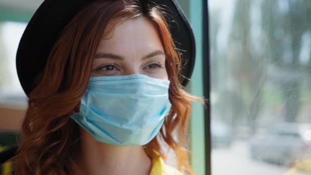 Veselá dívka těší uvolnění karantény a sundat si lékařskou masku na ochranu před virem a infekcí při cestování městskou dopravou, společenská vzdálenost — Stock video