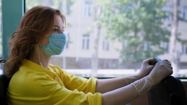 Mujer observa las precauciones en público y lleva una máscara médica para proteger contra el virus y la infección durante una pandemia de coronavirus, distancia social — Vídeo de stock