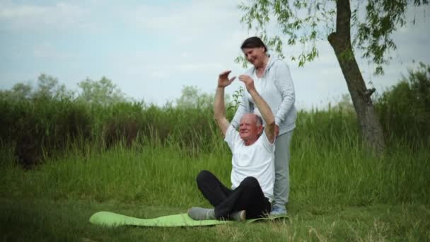 Estilo de vida, hombre anciano sano bebe agua fresca limpia de la botella para la nutrición deportiva después de practicar deportes y meditar — Vídeo de stock