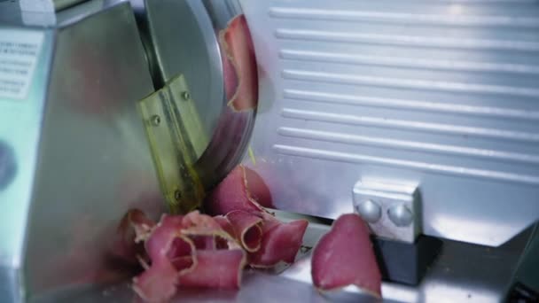 Alimentos e bebidas, cortador profissional para cortar carne ou fatias de jamon para cozinhar no restaurante — Vídeo de Stock