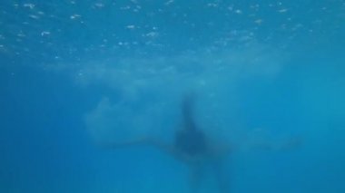 Mutlu hafta sonları, mayo giymiş sıska bir kız yaz tatilinin tadını çıkarıyor ve lüks otellerde dinlenirken havuza dalıyor.