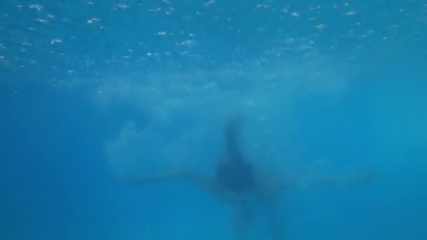 Gelukkig weekend, slank jong meisje in badpak genieten van de zomervakantie en duiken in het zwembad terwijl ontspannen in luxe resort — Stockvideo