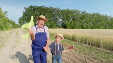 Çocuklarla ilişki, büyükbaba ve torunla hasır şapkalı oyuncak uçaklarla oynamak eğlenceli.