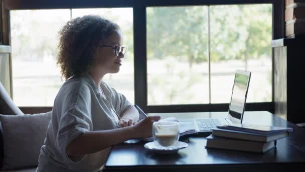 Communication en ligne, jeune femme subit une formation à distance en utilisant la connexion vidéo sur ordinateur dans le café — Video