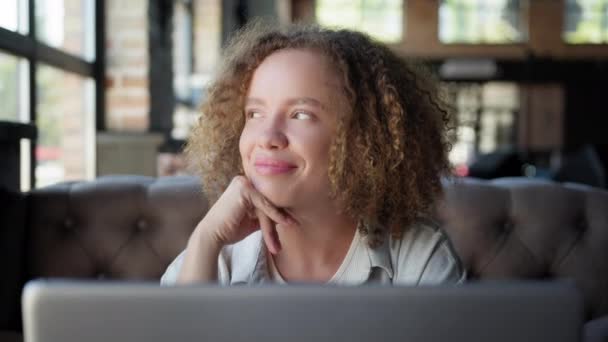 Lifestyle, meisje rustend in restaurant kijkt dromerig uit raam — Stockvideo