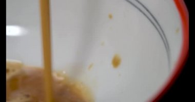 Profesyonel bir makineyle barda kahve espresso yapmak - makro