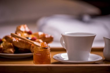 Bir otel odasında bir yatakta kahvaltı. Yatak Odası, yemek.