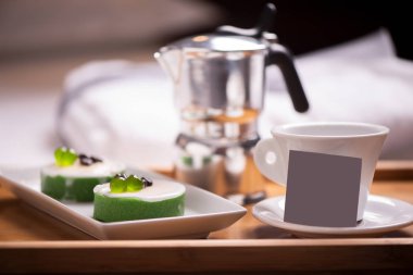 Otel yatak odasında kahvaltı