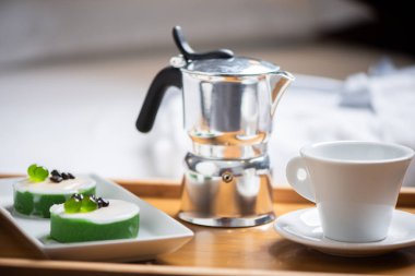 Otel yatak odasında kahvaltı