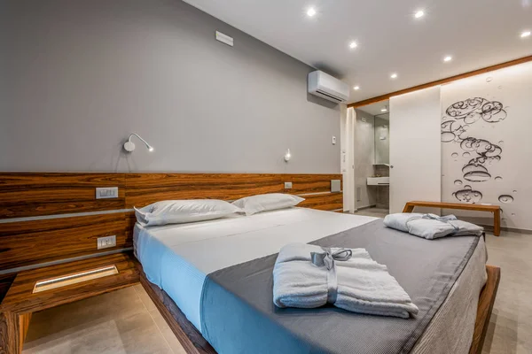 Modern içerikli bir otel odası.