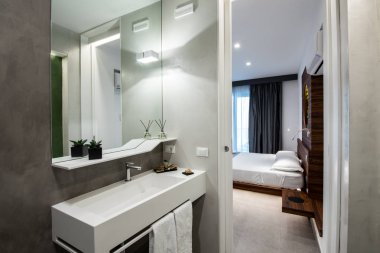 otel tuvaletinin çağdaş içerisi
