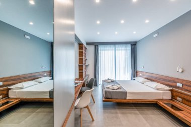 Modern içerikli bir otel odası.